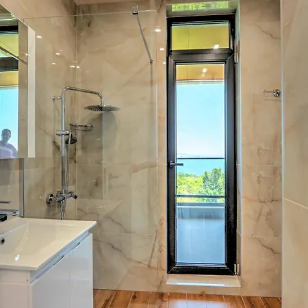 Vip Sea View شقة *
